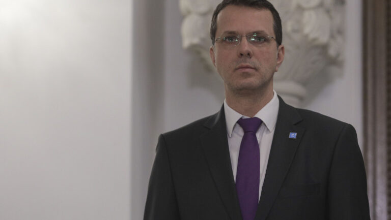reactii-in-scandalul-diplomei-lui-ionut-mosteanu:-liderul-aur,-george-simion,-ii-cere-demisia.-ce-spune-guvernul