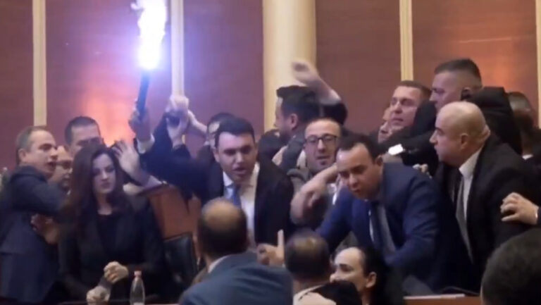bataie-generala-in-parlamentul-albanez.-deputatii-si-au-impartit-pumni-si-au-aprins-fumigene