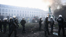 haos-la-bruxelles,-in-ziua-summitului-ue-proteste-violente:-10000-de-fermieri,-in-strada.-manifestantii,-alungati-cu-tunuri-cu-apa