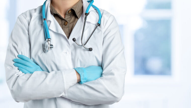 un-medic-a-fost-pus-in-arest-la-domiciliu-dupa-ce-a-fost-prins-luand-mita-de-la-nepotul-unei-femei-care-urma-sa-fie-operata