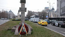 nicusor-dan-a-depus-o-coroana-de-flori-la-monumentul-eroilor-revolutiei-din-1989,-din-piata-universitatii