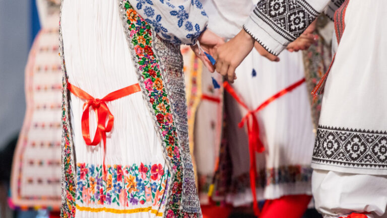 cand-se-merge-la-colindat:-calendarul-obiceiurilor-traditionale-de-la-craciun-pana-la-anul-nou