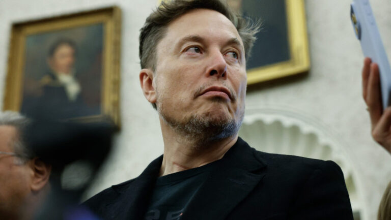 elon-musk-a-devenit-primul-om-din-lume-cu-o-avere-de-peste-700-de-miliarde-de-dolari