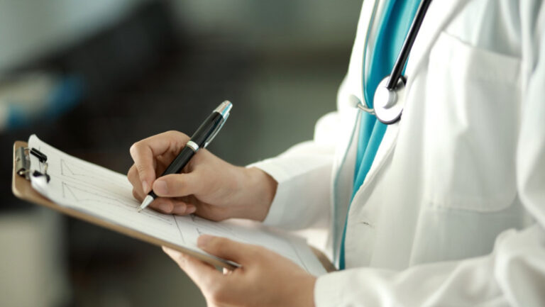 cnas-a-supus-dezbaterii-publice-ordinul-cu-modificarile-convenite-la-ultimele-negocieri-cu-medicii.-noutatile-prevazute