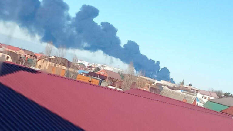 ucraina-a-lovit-un-important-port-petrolier-rus,-provocand-un-incendiu-vizibil-din-spatiu