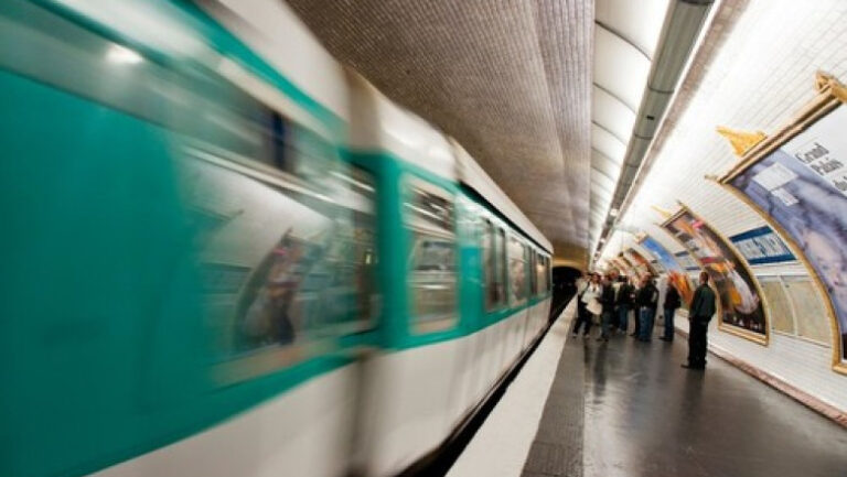 atac-cu-cutitul-in-metroul-din-paris:-trei-femei-au-fost-ranite,-suspectul-a-fost-retinut