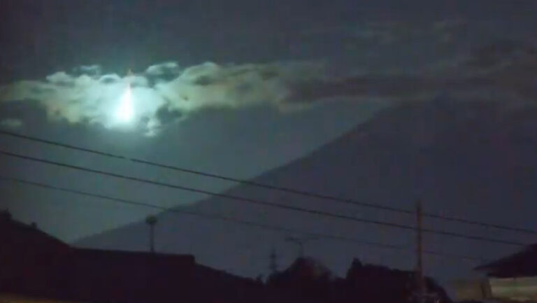 imagini-spectaculoase-din-japonia:-minge-de-foc-deasupra-muntelui-fuji