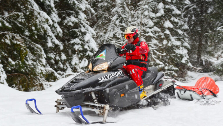 salvamontistii-avertizeaza:-vant-extrem-si-risc-major-pe-munte.-turistii-sunt-sfatuiti-sa-evite-traseele-montane