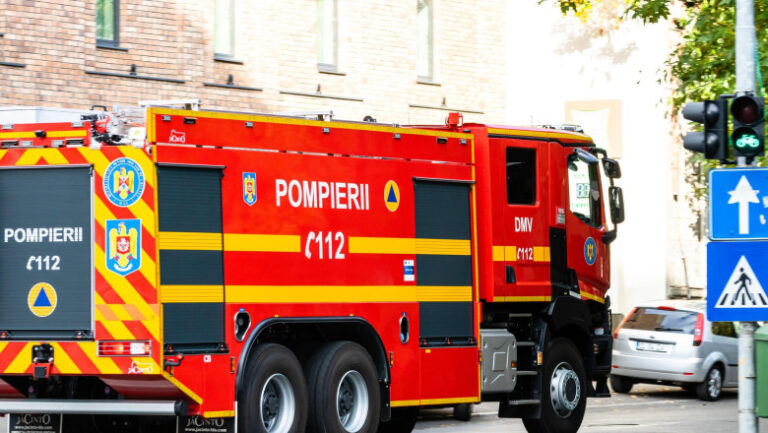 vantul-puternic-face-ravagii-in-tara.-un-copac-a-cazut-peste-acoperisul-unui-spital