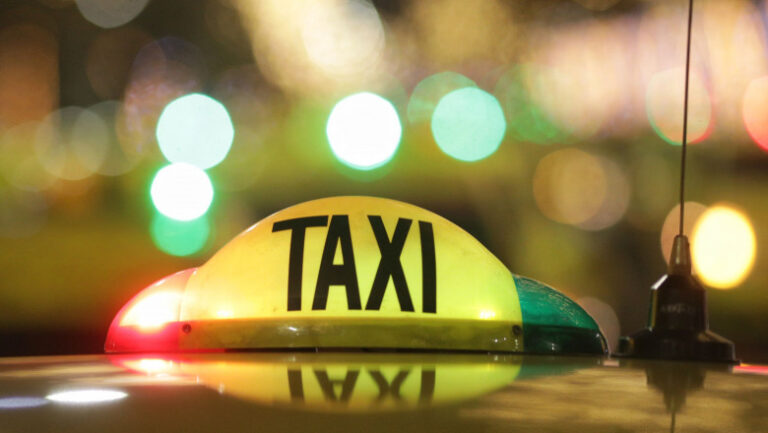 zeci-de-autorizatii-de-taxi-si-atestate-profesionale,-retrase-de-politia-transporturi-dupa-actiuni-in-zona-aeroporturilor