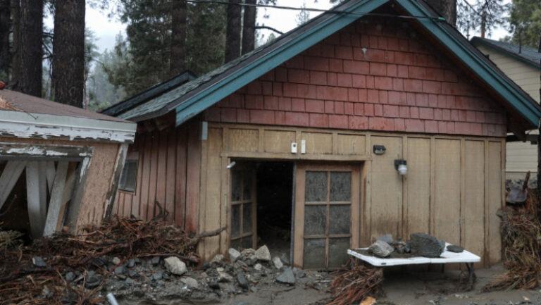 ploile-torentiale-si-inundatiile-au-devastat-sudul-californiei:-zeci-de-case-ingropate-in-noroi-si-drumuri-blocate