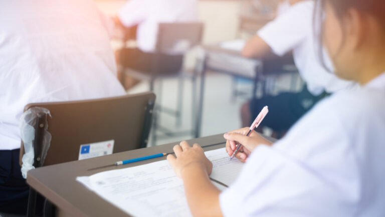 ministerul-educatiei:-„nu-au-fost-desfiintate-30000-de-posturi-in-scoli.-sunt-contracte-la-plata-cu-ora,-doar-pe-durata-cursurilor”