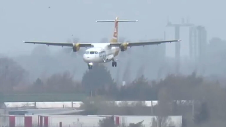 aterizari-pe-vreme-extrema-probleme-pe-aeroportul-din-cluj-napoca-din-cauza-vantului-puternic.-ce-se-intampla-cu-zborurile