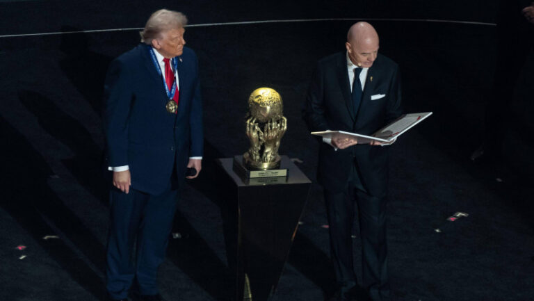 cum-motiveaza-presedintele-fifa-preturile-mari-ale-biletelor-pentru-cupa-mondiala-2026-din-sua,-canada-si-mexic