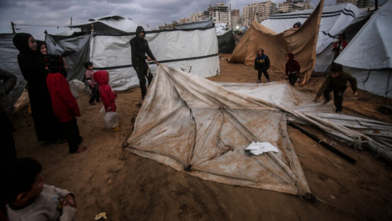 o-furtuna-puternica-a-lovit-gaza,-regiune-deja-distrusa-de-razboi:-„am-supravietuit-bombardamentelor,-dar-acum-ploaia-ne-termina”
