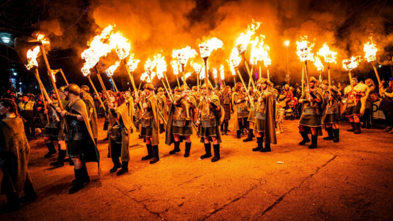 „vikingii”-au-navalit-pe-strazi.-mii-de-oameni,-purtand-torte,-au-marsaluit-in-edinburgh-pentru-festivalul-focului