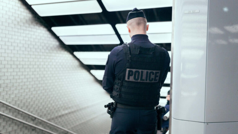 un-roman-a-fost-arestat-la-paris,-dupa-ce-a-atacat-cu-un-ciocan-pasageri-de-la-metroul-din-capitala-franceza