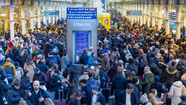 haos-inainte-de-revelion:-intarzierile-eurostar-continua.-mii-de-pasageri,-blocati-ore-intregi-in-tunelul-manecii
