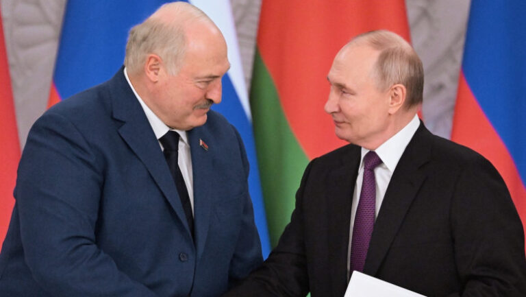 vladimir-putin-urma-sa-fie-asasinat-daca-mergea-in-africa-de-sud.-dictatorul-de-la-minsk-reda-dialogul-savuros-prin-care-„l-a-salvat”