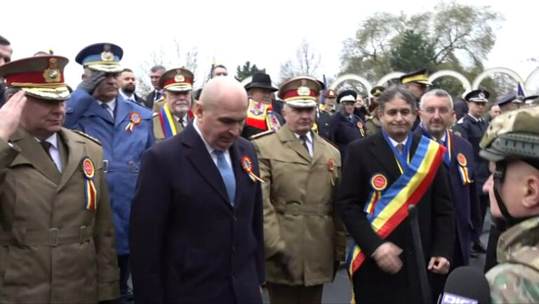 ilie-bolojan,-huiduit-pe-imnul-national.-multimea-i-a-cerut-demisia-la-ceremonia-de-ziua-romaniei-de-la-alba-iulia