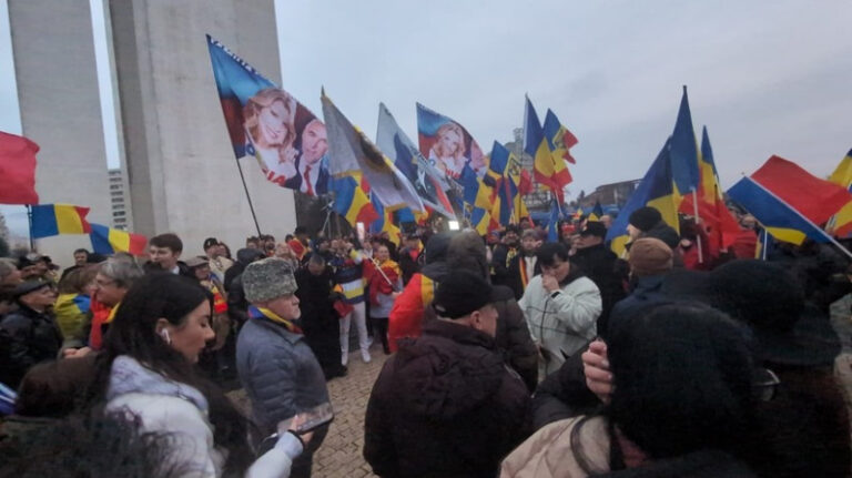 tensiuni-la-alba-iulia-de-1-decembrie:-imbranceli-si-scandari-pentru-simion,-georgescu-si-sosoaca.-ilie-bolojan,-huiduit