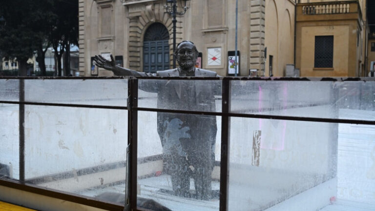 controversa-in-italia:-statuia-lui-luciano-pavarotti,-transformata-in-„decor”-de-patinoar.-familia-tenorului-este-revoltata