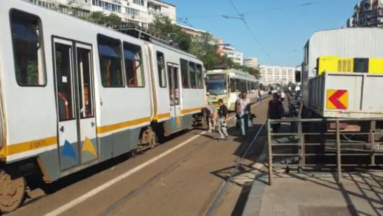 doua-tramvaie-s-au-ciocnit-in-bucuresti.-un-copil-a-ajuns-la-spital
