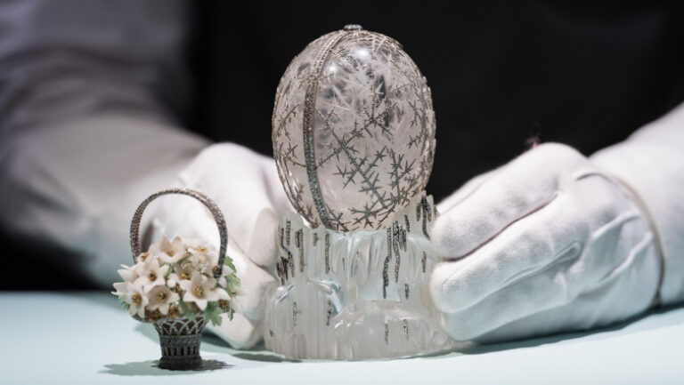 bijuterie-a-familiei-imperiale-ruse,-vanduta-cu-pret-record-oul-de-iarna-al-romanovilor-este-impodobit-cu-4.500-de-diamante