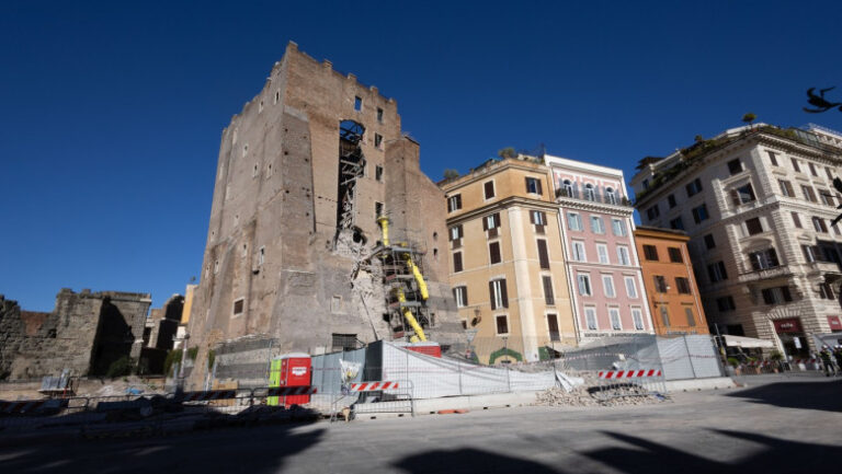 patru-persoane-sunt-anchetate-dupa-moartea-muncitorului-roman-prins-sub-daramaturile-turnului-torre-dei-conti,-din-roma