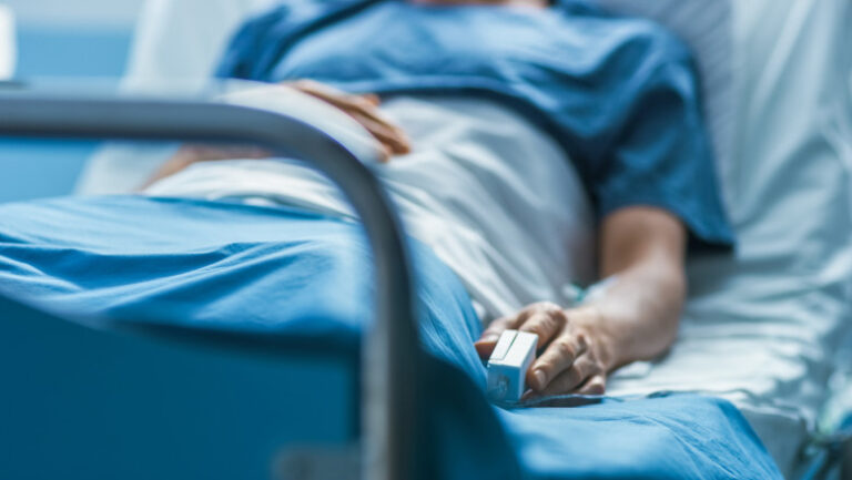 pacienta-cu-cancer,-lasata-singura-in-ultimele-zile-de-viata-spitalul-din-turda,-obligat-sa-plateasca-25.000-lei-daune-morale-sotului