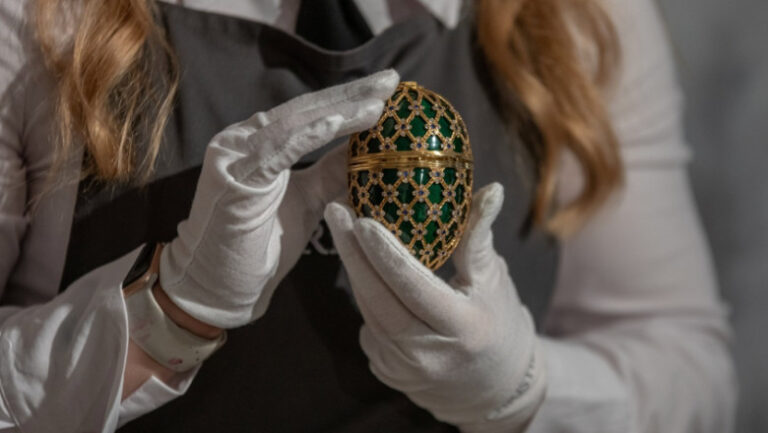un-barbat-a-fost-acuzat-de-furt-dupa-ce-a-inghitit-un-ou-faberge-in-valoare-de-19.000-de-dolari