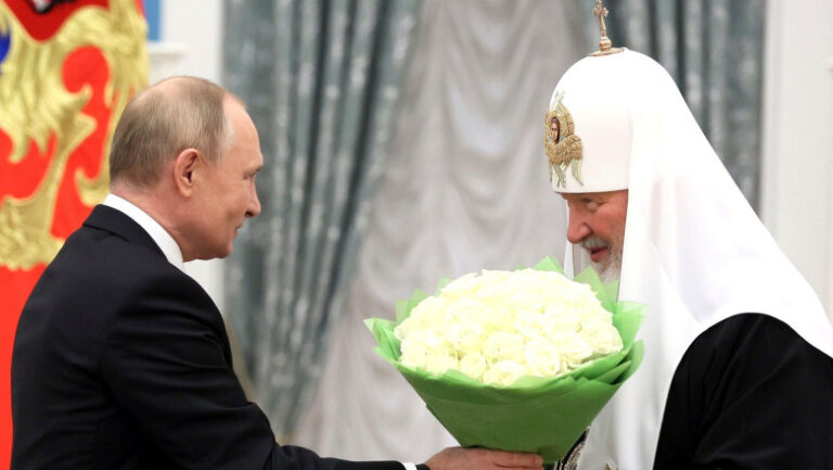 rusia:-biserica-ortodoxa-a-fuzionat-cu-statul.-patriarhul-kirill-a-rescris-porunca-„sa-nu-ucizi”-cu-sprijinul-lui-putin