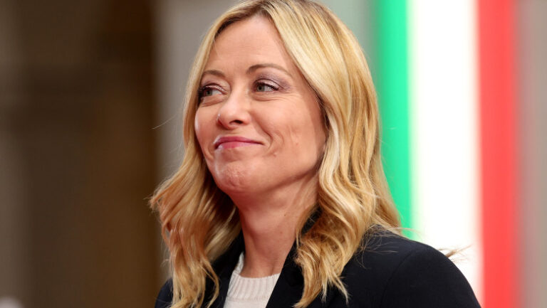 giorgia-meloni-isi-etaleaza-puterea-la-o-petrecere-de-craciun-impanzita-cu-vedete-si-politicieni.-cine-sunt-invitatii