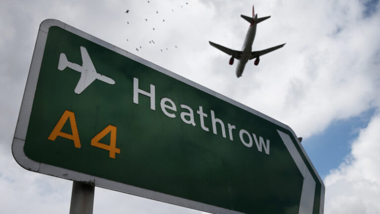 alerta-pe-aeroportul-heathrow-din-londra.-mai-multe-persoane-au-fost-atacate-cu-spray-lacrimogen,-un-barbat-a-fost-arestat