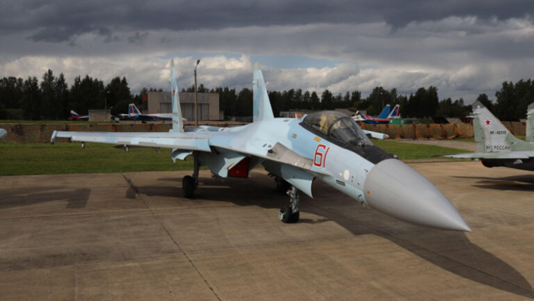 doi-piloti-rusi-au-murit-dupa-ce-au-fost-ejectati-dintr-un-avion-aflat-la-sol,-in-hangar