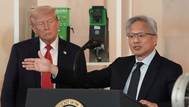 trump-da-unda-verde-companiei-nvidia-sa-reia-vanzarea-cipurilor-ai-in china trump-da-unda-verde-companiei-nvidia-sa-reia-vanzarea-cipurilor-ai-in china