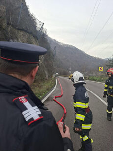 circulatia-pe-valea-oltului-ramane-inchisa-pana-miercuri-dimineata,-din-cauza-cisternei-cu-scurgeri-de-gaz-de-la-calimanesti