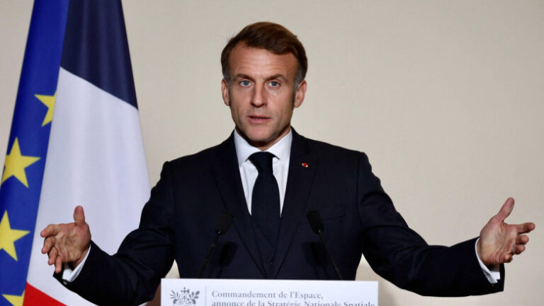 schimbare-radicala-in-politica-digitala-franceza.-macron-pregateste-interdictia-retelelor-sociale-pentru-minorii-„sub-15-sau-16-ani”