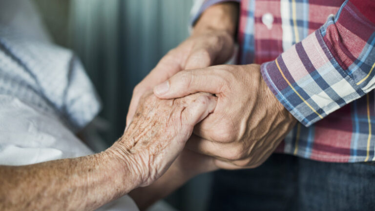 batrani-gasiti-in-conditii-improprii-intr-o-casa-din-timis,-dupa-ce-caminul-in-care-erau-internati-a-fost-inchis-pentru-nereguli