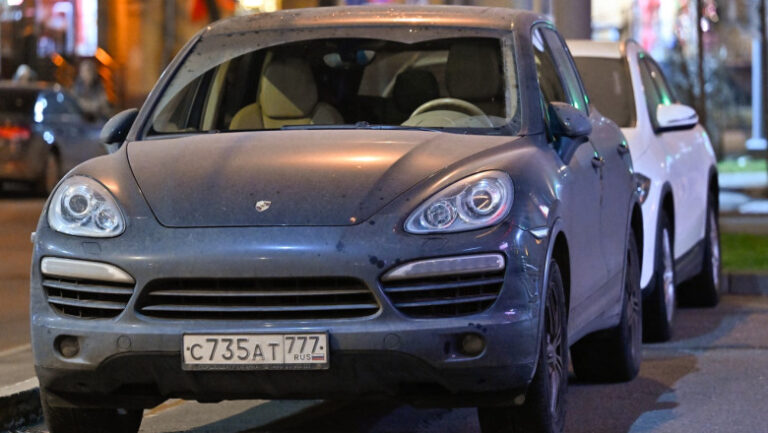 de-ce-nu-au-mai-pornit-masinile-porsche-in-rusia,-incident-care-a-blocat-sute-de-bolizi-in-parcari