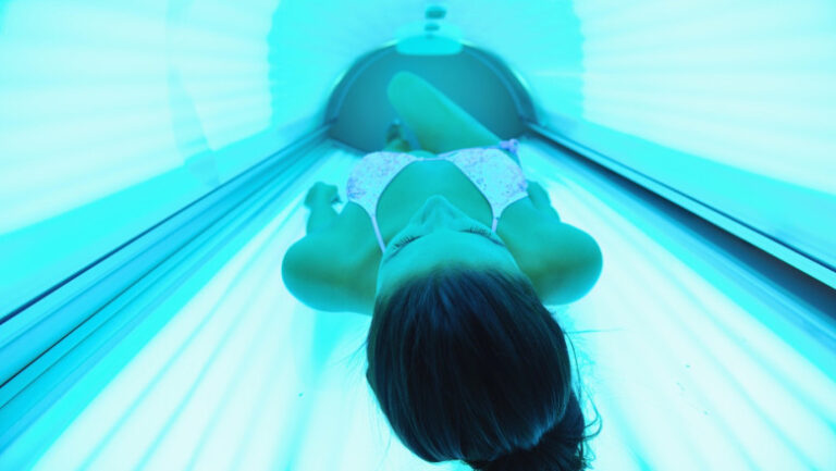 cabinele-de-bronzat-tripleaza-riscul-de-cancer-de-piele-(studiu)