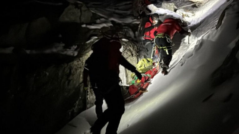 turist-ranit-grav-dupa-ce-a-cazut-in-muntii-fagaras.-salvamontistii-intervin-pentru-recuperarea-lui