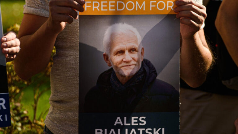 ales-bialiatski,-laureatul-nobel,-eliberat-din-inchisoare-in-belarus,-promite-sa-lupte-in-continuare:-„mii-de-oameni-sunt-inchisi”