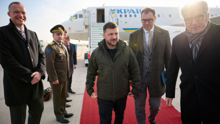 zelenski-a-ajuns-la-berlin,-unde-vor-avea-loc-discutii-pentru-pace-in-ucraina.-ce-vrea-el-sa-i-convinga-pe-responsabilii-americani