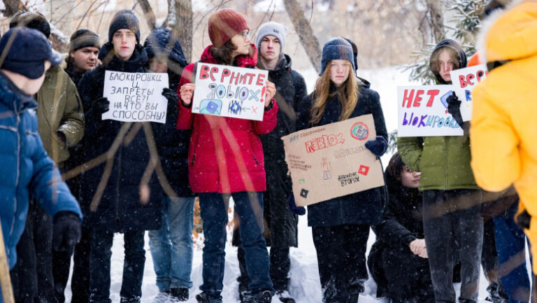 demonstratie-rara-de-nemultumire-publica-intr-un-oras-din-rusia.-proteste-fata-de-interzicerea-platformei-de-jocuri-roblox