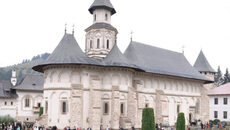 slujba-de-pomenire-a-etnicilor-romani-din-ucraina-cazuti-pe-front,-la-manastirea-putna.-„razboiul-a-intrat-in-casele-noastre”