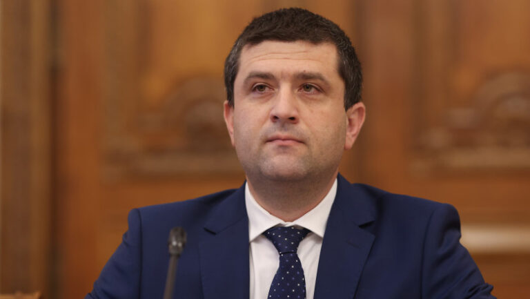 ministrul-economiei:-s-a-intalnit-prostul-cu-desteptul-la-avioane-craiova.-prostul-a-fost-statul,-desteptul-a-fost-o-firma-privata