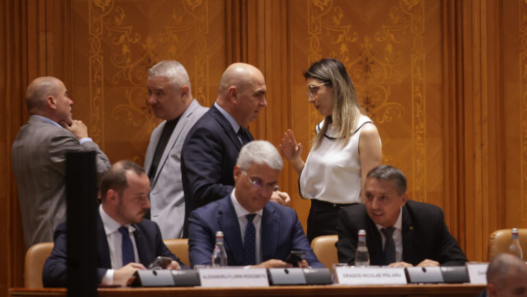 presiuni-asupra-lui-bolojan:-aur-si-psd-cer-demiterea-ministrei-mediului-dianei-buzoianu,-dupa-adoptarea-motiunii-simple