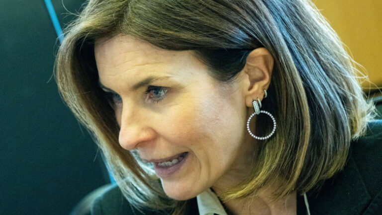 scandalul-qatargate:-parlamentul-european-ridica-imunitatea-eurodeputatei-alessandra-moretti