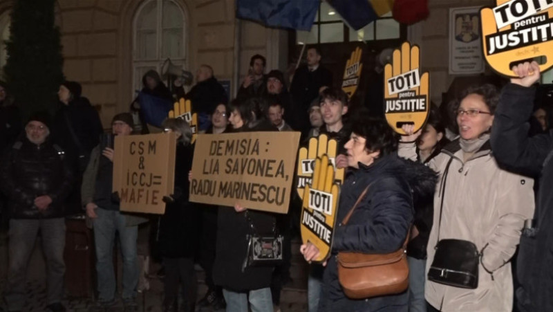 Mai multe persoane protestează în fața Palatului Dicasterial din Timișoara, în cadrul manifestațiilor pentru independența justiției. Foto: Digi24